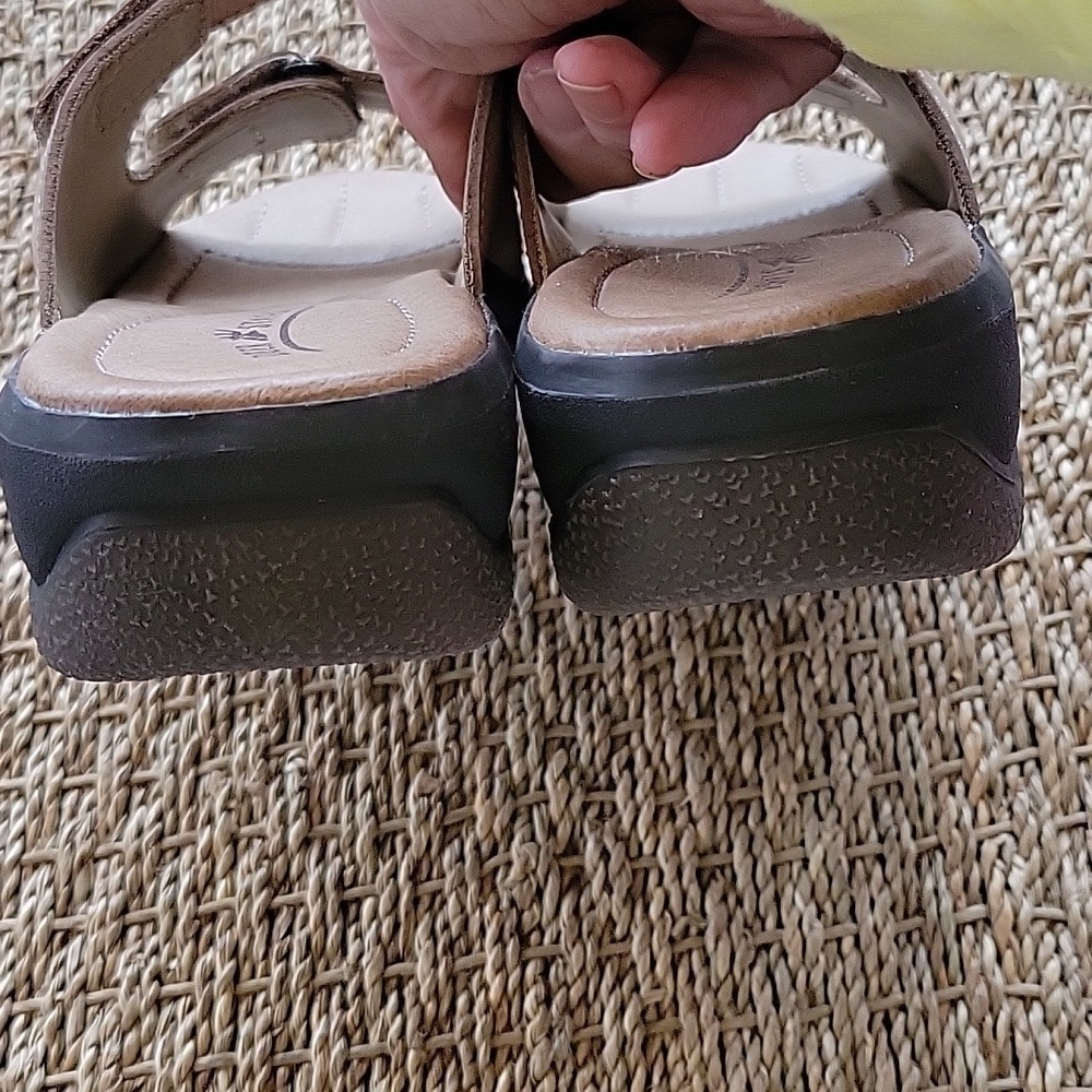 DEER STAGS baja taupe suede leather sandals. New in box. Size 10 - Picture 2 of 10